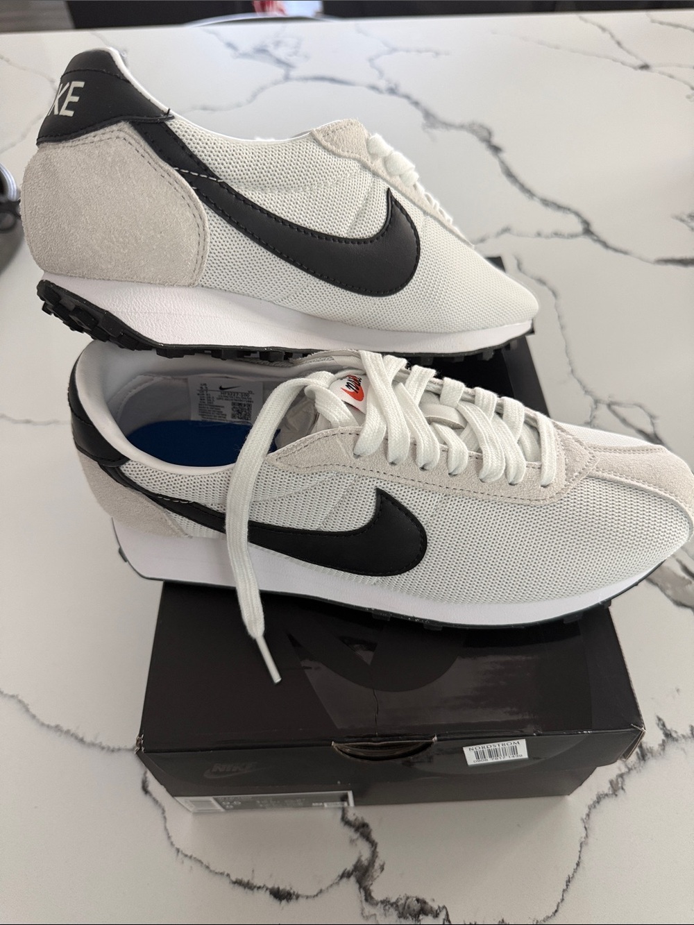 Nike White and Black Classic Low-Top Runner Sneakers W LD-1000